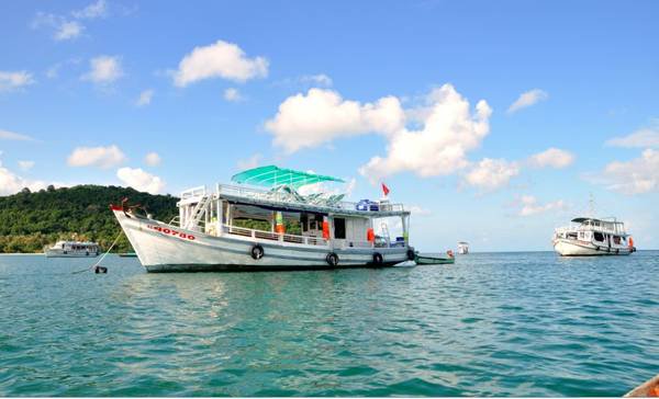 Tàu di chuyển ra các đảo nhỏ trong quần đảo Nam Du. Ảnh: ifashionmate.net