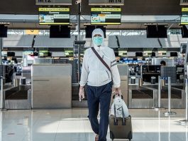 Một hành khách đeo khẩu trang tại Sân bay Suvarnabhumi, Bangkok, Thái Lan. Ảnh: Ploy Phutpheng.