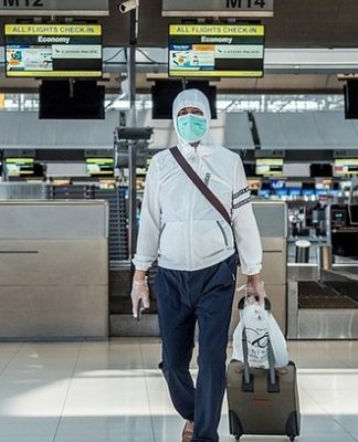 Một hành khách đeo khẩu trang tại Sân bay Suvarnabhumi, Bangkok, Thái Lan. Ảnh: Ploy Phutpheng.
