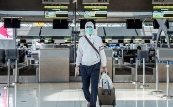 Một hành khách đeo khẩu trang tại Sân bay Suvarnabhumi, Bangkok, Thái Lan. Ảnh: Ploy Phutpheng.