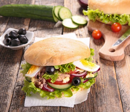 Rạng danh ẩm thực Việt: Bánh mì lọt top món kẹp ngon nhất thế giới Pan bagnat loại bánh sandwich xuất xứ từ Nice
