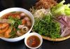 Thưởng thức tô bún mắm thơm ngon, nức mũi