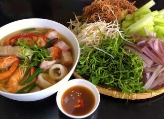 Thưởng thức tô bún mắm thơm ngon, nức mũi