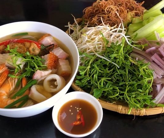 Thưởng thức tô bún mắm thơm ngon, nức mũi