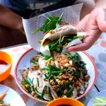 Thịt cá mềm, thơm, ngọt, nên ăn ngay khi còn nóng