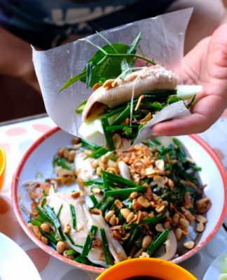 Thịt cá mềm, thơm, ngọt, nên ăn ngay khi còn nóng