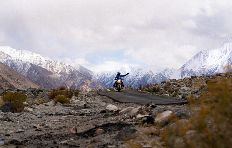 Cơ duyên đến Ladakh - chạy xe dưới dãy núi tuyết