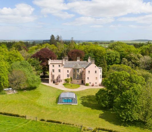 Lâu đài màu hồng đẹp như cổ tích ở Scotland