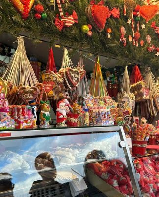 Một quầy bánh kẹo với những loại kẹo ngọt được tạo hình bắt mắt ở chợ Striezelmarkt