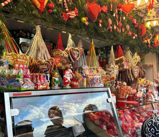 Một quầy bánh kẹo với những loại kẹo ngọt được tạo hình bắt mắt ở chợ Striezelmarkt