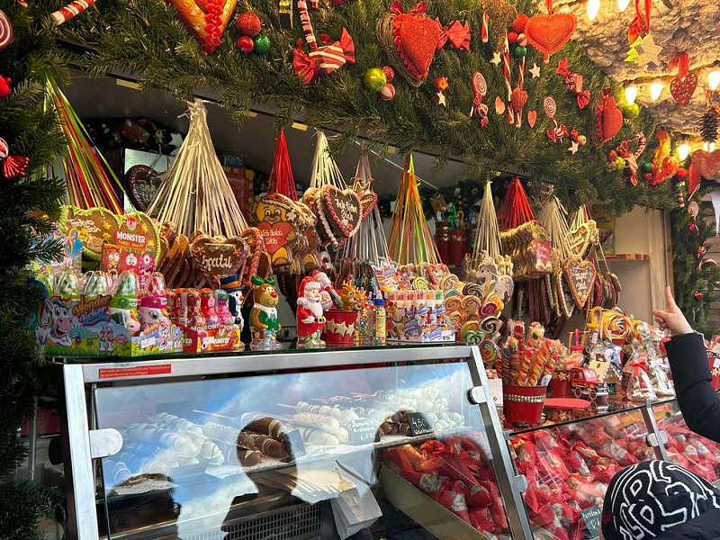 Một quầy bánh kẹo với những loại kẹo ngọt được tạo hình bắt mắt ở chợ Striezelmarkt