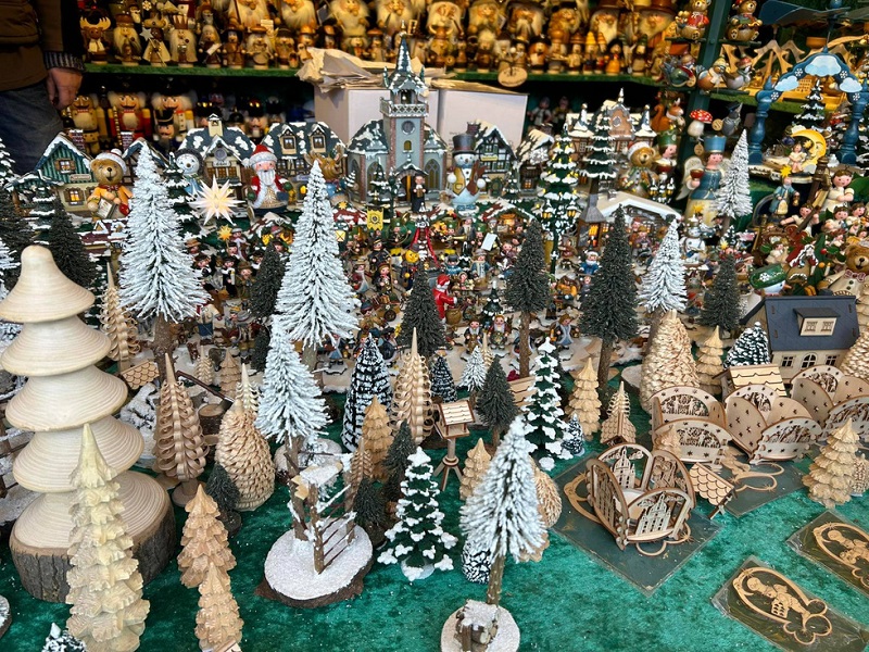 Những cây thông hay những mô hình người với đủ loại kích cỡ, hình dáng bằng gỗ được tạo khắc cẩn thận bằng tay tại chợ Striezelmarkt