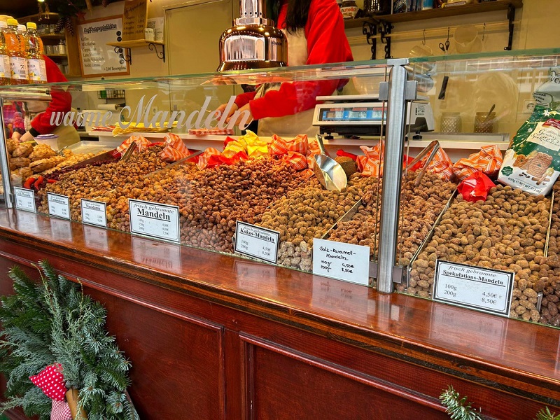 Một quầy bán các loại hạt khô ở chợ Giáng sinh Dresdner Striezelmarkt