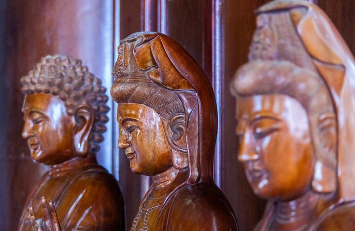32 tượng Phật đặt trong chánh điện đều được chế tác hoàn toàn từ gỗ quý