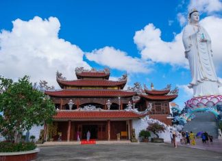 Check-in ngôi chùa xây bằng gỗ lớn nhất miền Tây