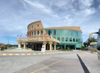Trải nghiệm show ca nhạc và đi chợ tại Pattaya