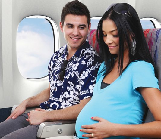 Phụ nữ mang thai có được và nên đi máy bay?