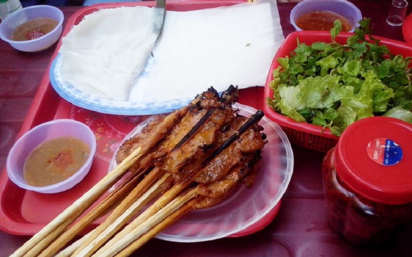 Quán bánh ướt thịt nướng Cô Xí là một trong những địa chỉ ăn vặt Hội An được nhiều người yêu thích