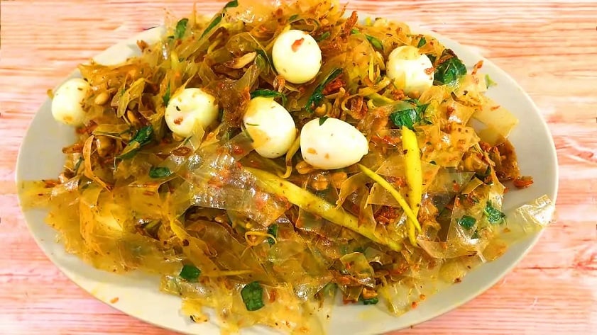 Bánh tráng trộn - món ăn vặt phổ biến ở Nha Trang (Ảnh: Internet)