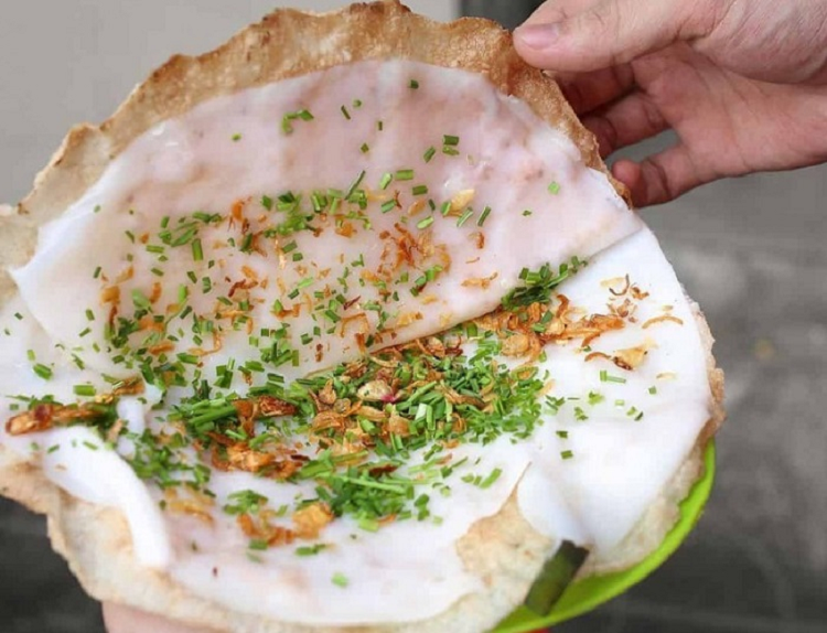 Bánh đập là một món ăn vặt ngon ở Nha Trang mà bạn không nên bỏ qua.