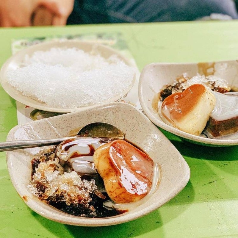 Bánh flan là một trong những món ăn vặt Nha Trang được giới trẻ yêu thích. (Ảnh: Internet)