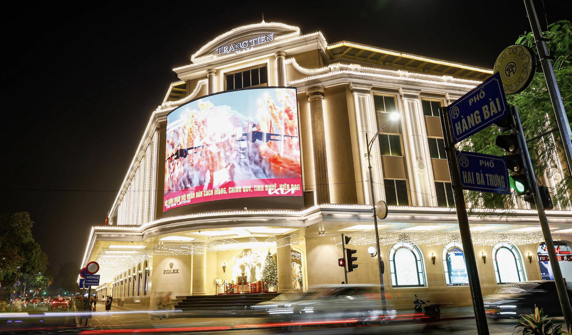 Trung tâm thương mại Tràng Tiền Plaza được trang trí từ sớm, đậm sắc màu Noel rực rỡ.