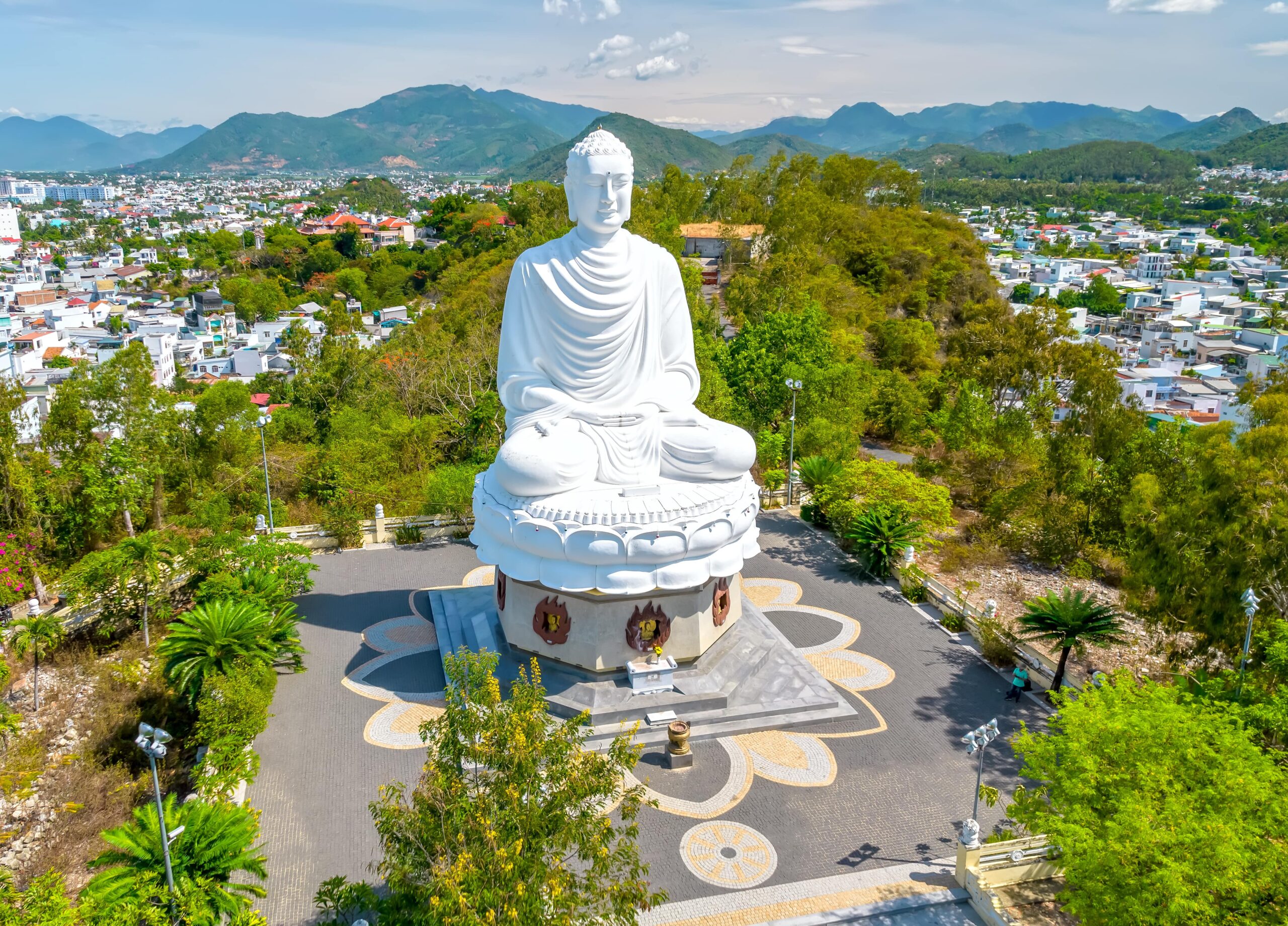 Chùa Long Sơn (Chùa Phật Trắng) – Biểu tượng tâm linh Nha Trang
