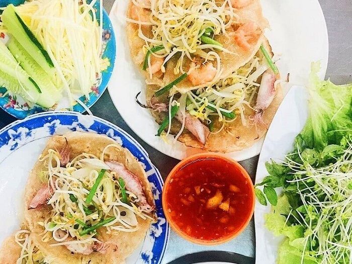 Đường Tô Hiến Thành – Phố bánh xèo chảo tôm mực